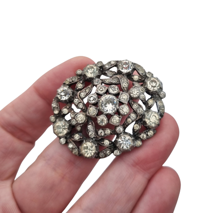 Broche vintage Art Déco de bisutería con pedrería y decoración floral, estilo Hollywood, Europa, ca. 1940–1950