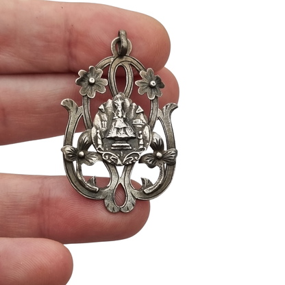 Colgante modernista de plata Nuestra Señora de Montserrat, La Moreneta, joyería religiosa, 1920
