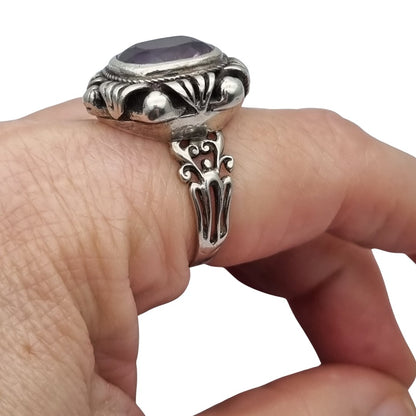 Anillo estilo Art Decó en plata calada con cristal violeta, circa 1960