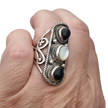 Anillo vintage español de plata 925 estilo boho con ónix y nácar, años 80