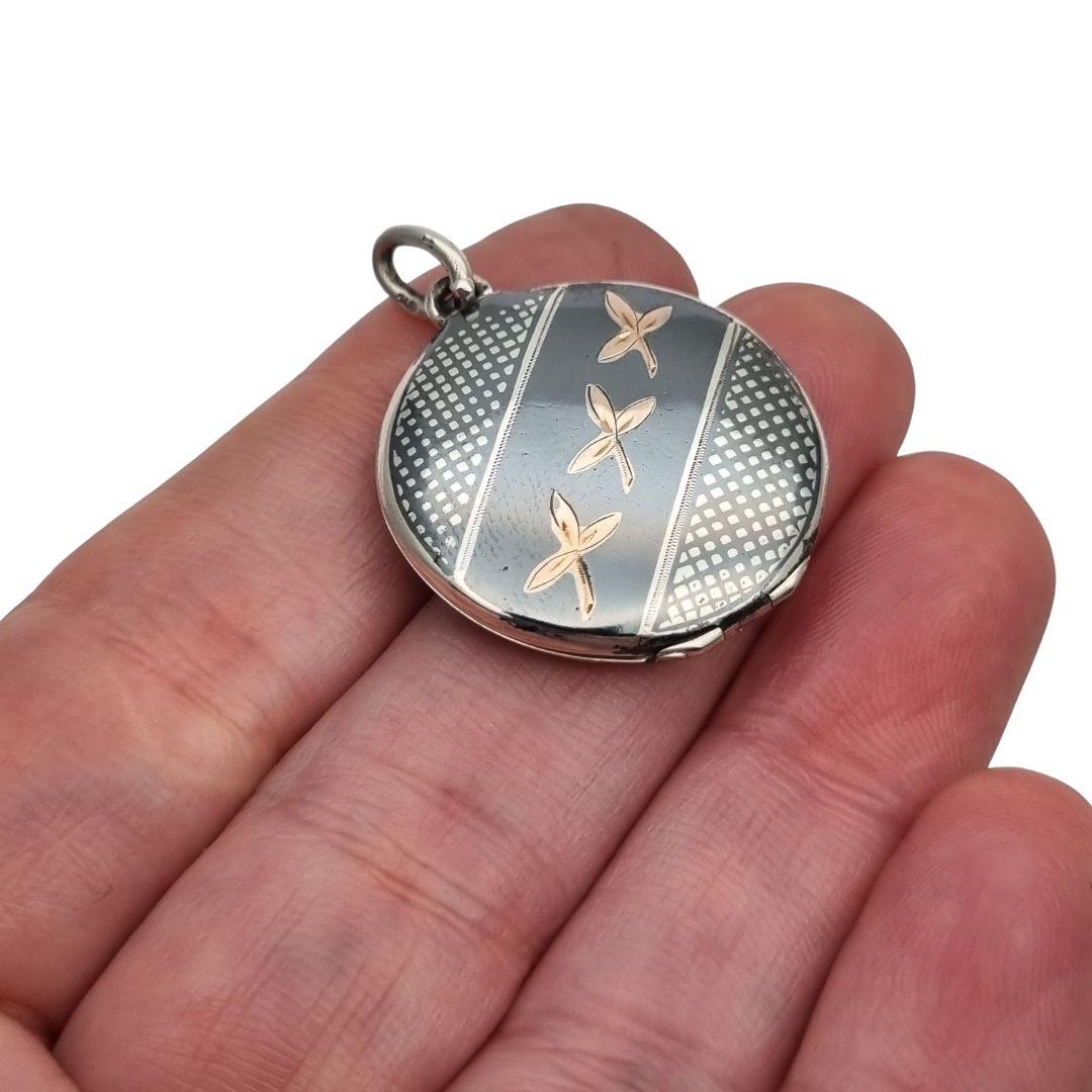 Round locket in nielloed 800 silver with hand engravings, circa 1920-1930
