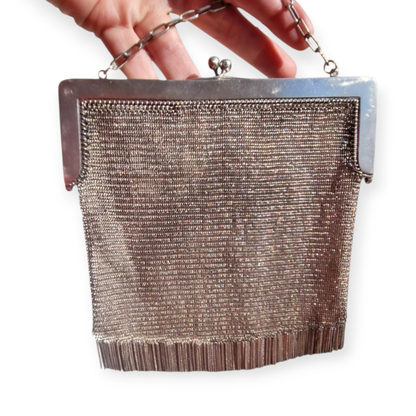 Bolso antiguo Belle Époque de malla de plata 800 con borlas, flecos y boquilla floral, Europa, ca. 1900–1920