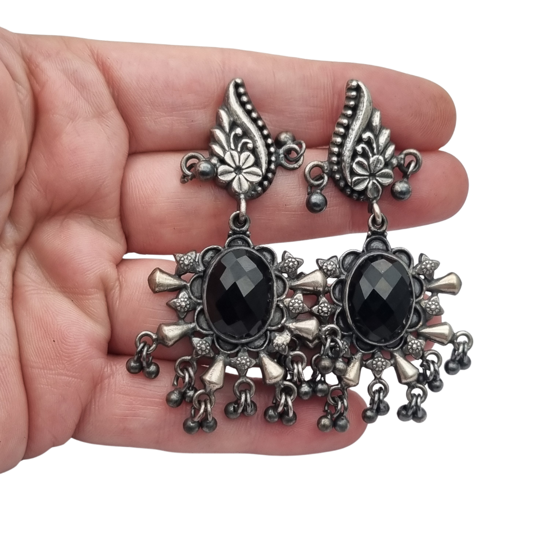 Pendientes chandelier étnicos en plata 925 con ónice, diseño boho paisley de India circa 1990