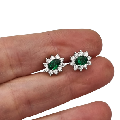 Pendientes estilo Lady Di en plata con circonitas verdes y orla blanca, España, siglo XXI
