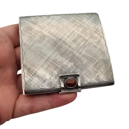 Estuche compacto Art Déco en plata 800 con cabujón de cornalina, Europa continental, ca. 1925–1940