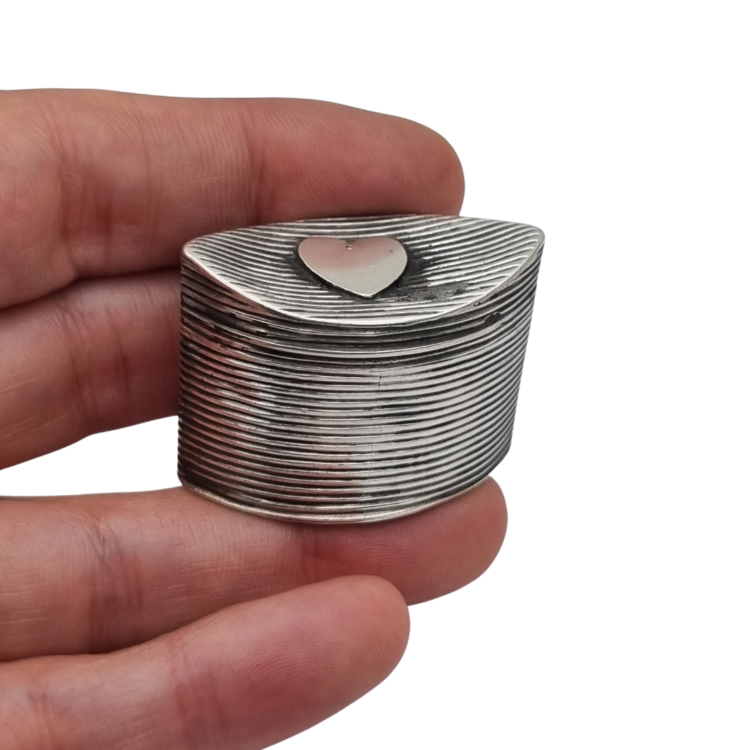 Small Dutch fluted silver box with heart, for mint or snuff circa 1906-1953