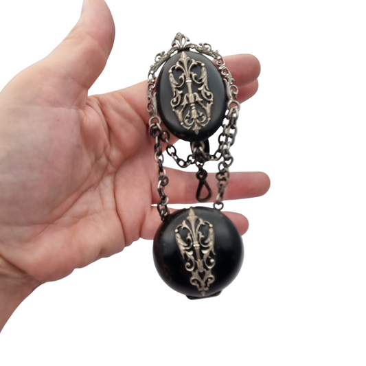 Chatelaine portareloj victoriana francesa negra con cadenas, circa 1850-1890