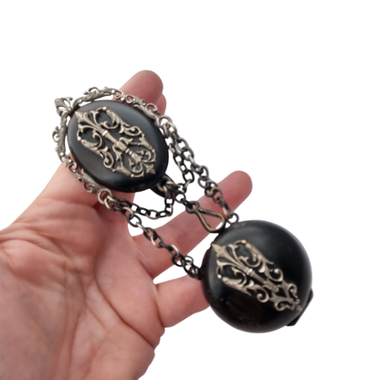 Chatelaine portareloj victoriana francesa negra con cadenas, circa 1850-1890