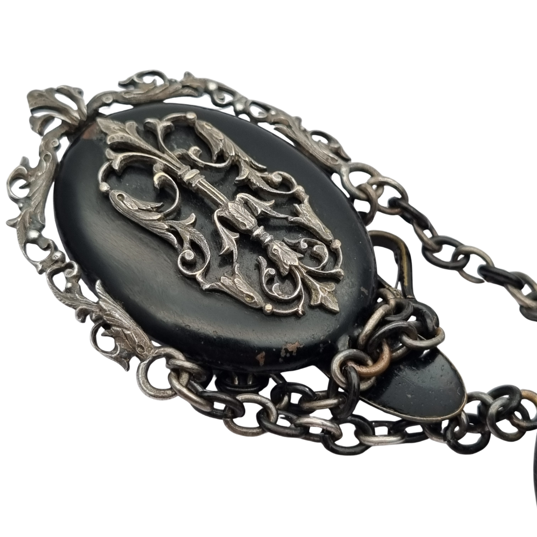 Chatelaine portareloj victoriana francesa negra con cadenas, circa 1850-1890
