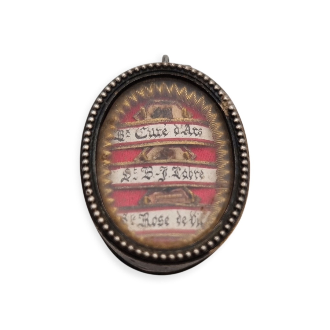 French Catholic three-relic silver reliquary, sealed, historicist devotional circa 1905–1925