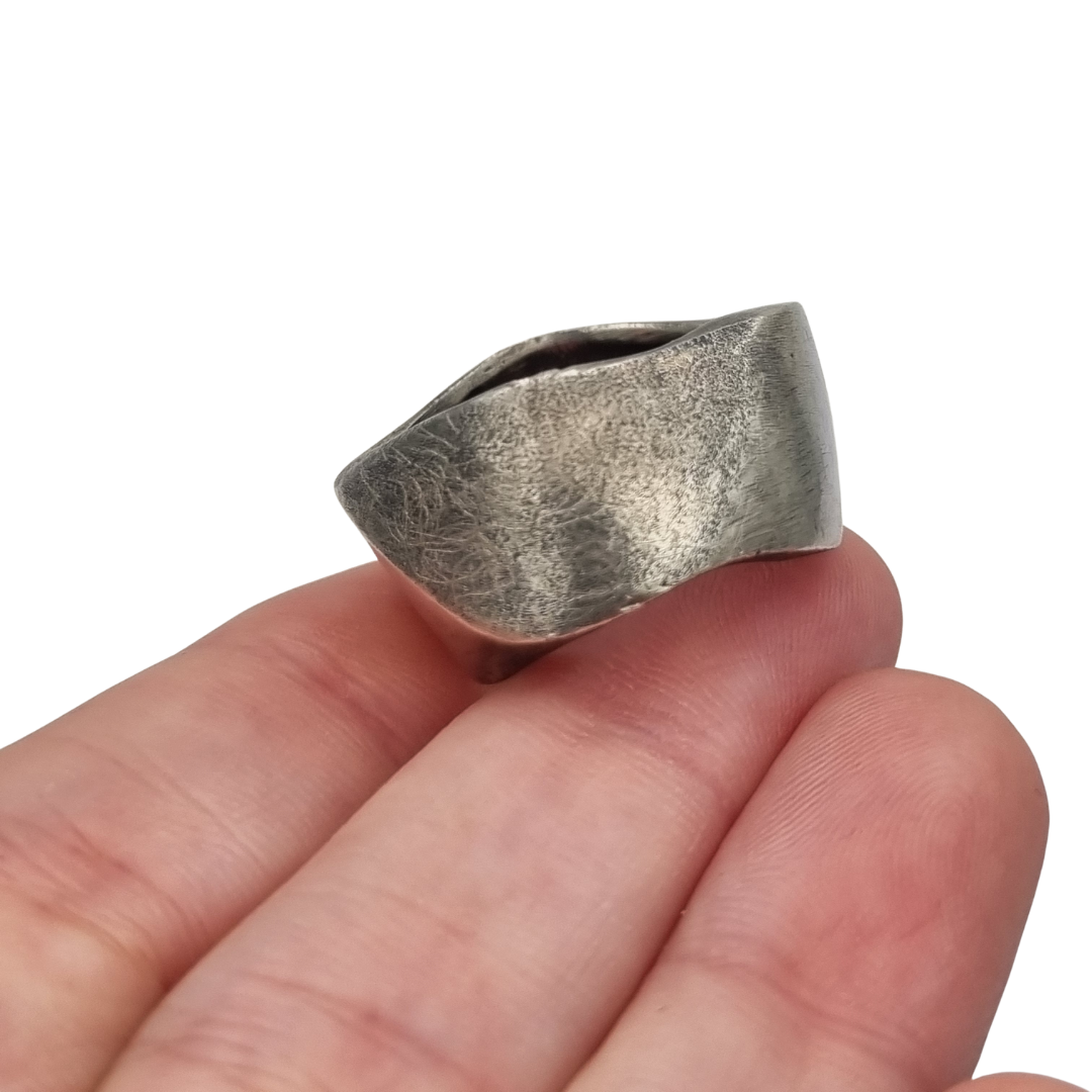 Anillo brutalista de plata maciza, acabado erosionado y satinado, circa 1980-1990