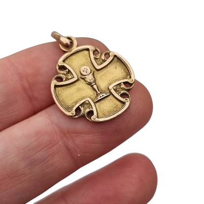 Medalla religiosa antigua en cruz calada dorada con cáliz, circa 1920