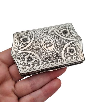 Art Nouveau rectangular box in 800 silver, Europe, circa 1910, engraved floral decoration and central monogram