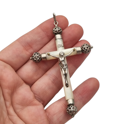 Crucifijo colgante antiguo de plata y nácar, remates calados de inspiración neogótica, Europa, ca. 1900–1930