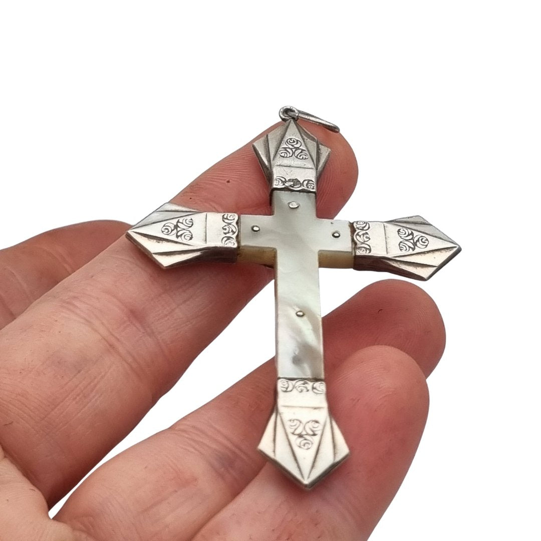 Cruz Art Decó francesa en nácar y plata grabada circa 1920