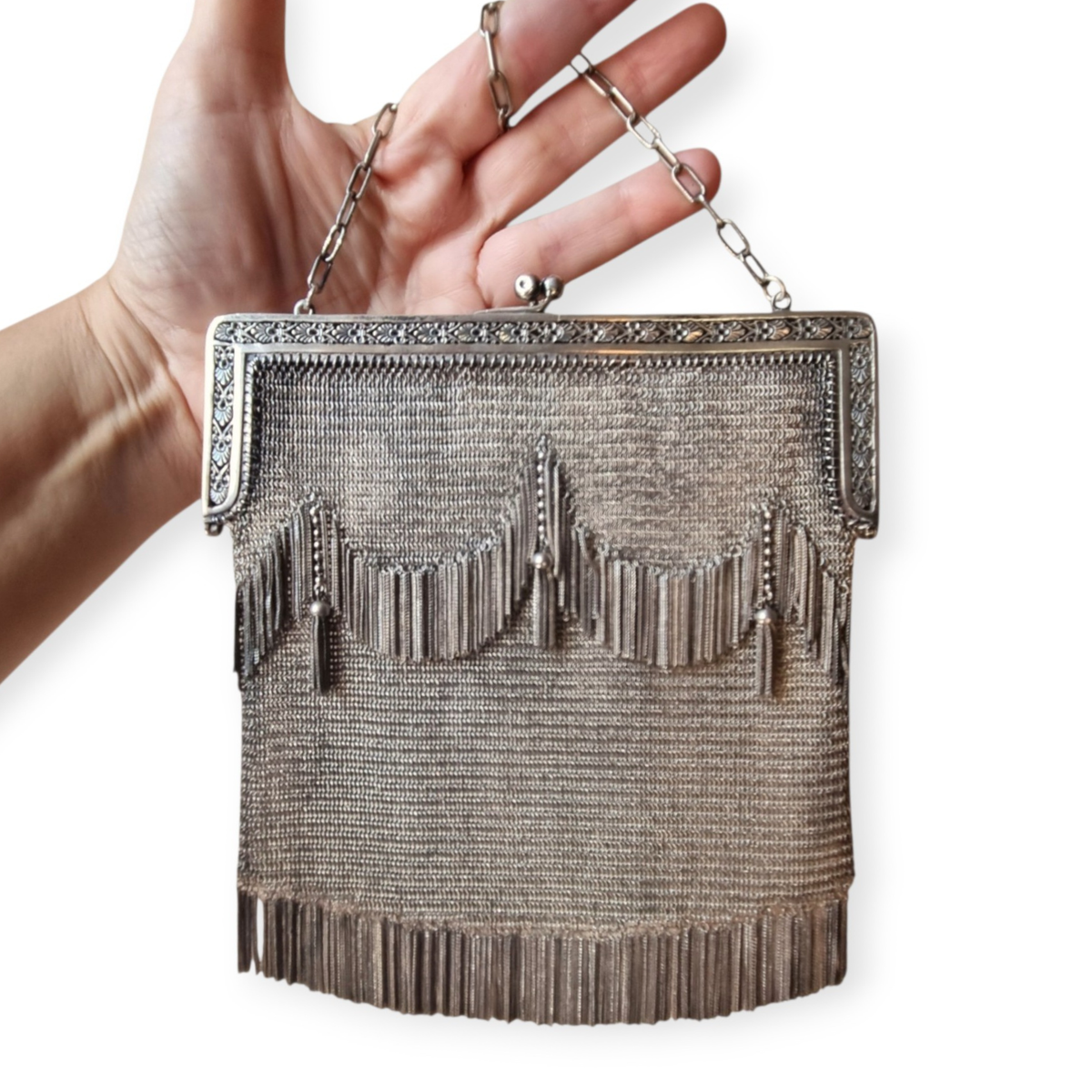 Bolso antiguo Belle Époque de malla de plata 800 con borlas, flecos y boquilla floral, Europa, ca. 1900–1920