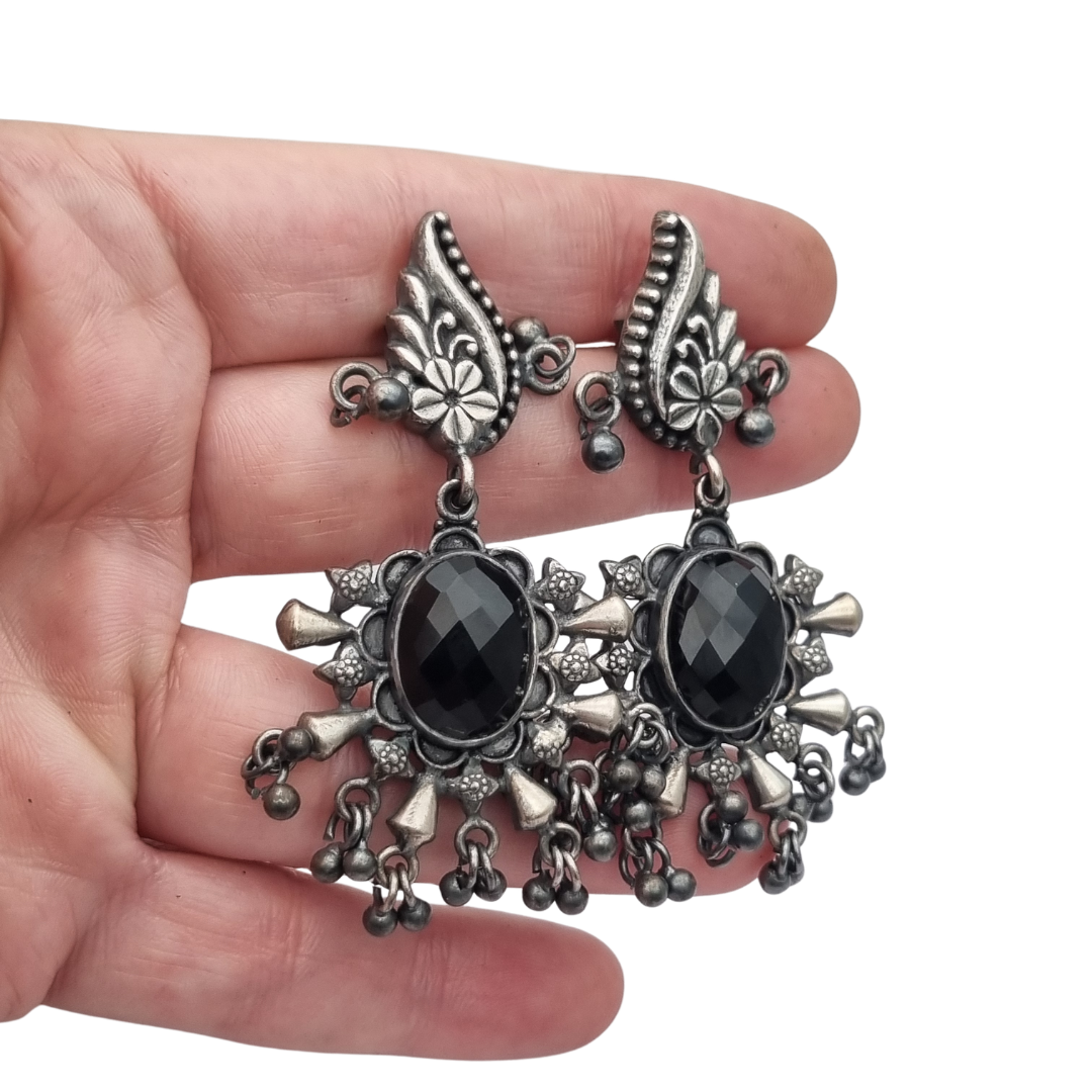 Pendientes chandelier étnicos en plata 925 con ónice, diseño boho paisley de India circa 1990