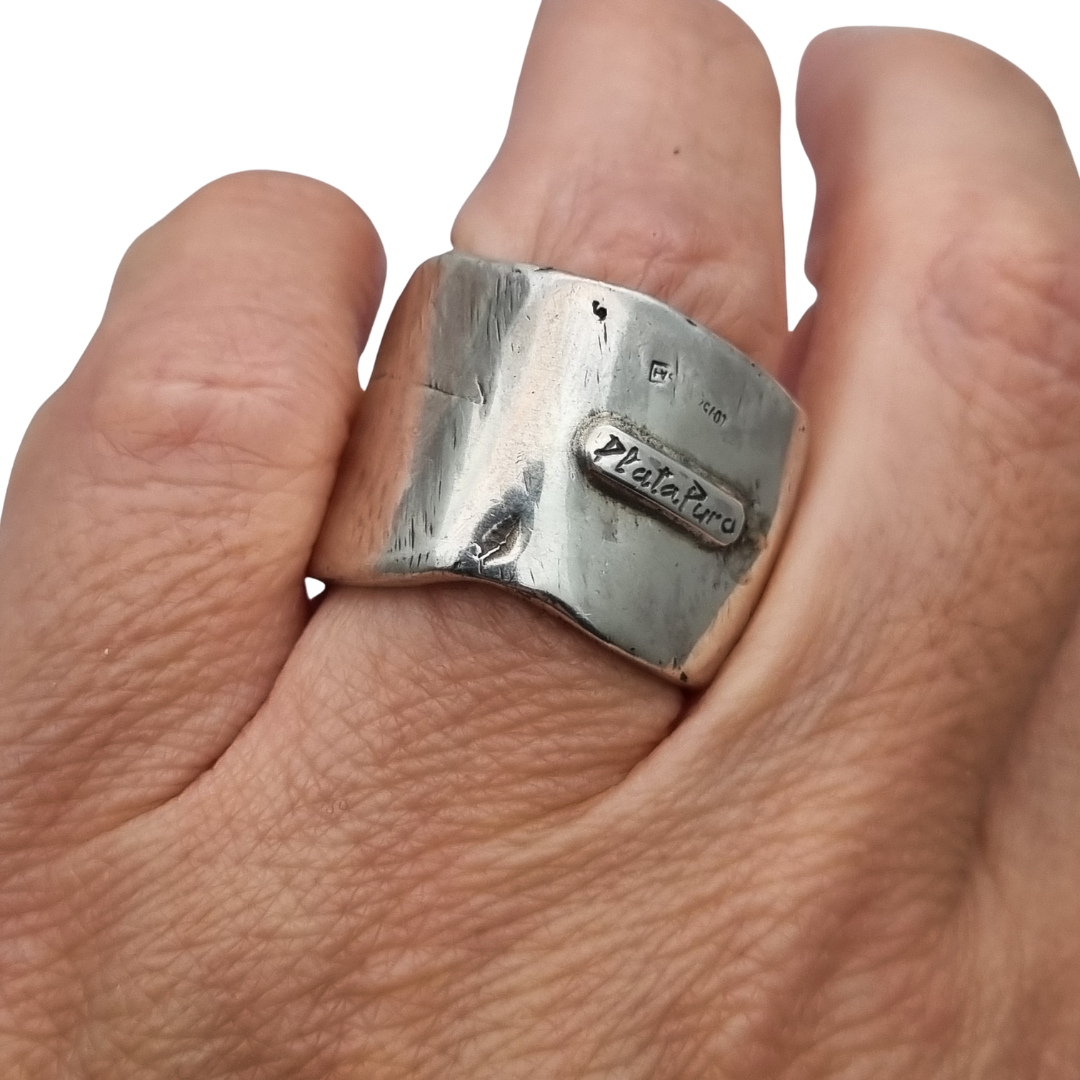 Anillo brutalista de plata Plata Purabanda ancha de diseño escultórico y orgánico, siglo XX