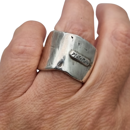 Anillo brutalista de plata Plata Purabanda ancha de diseño escultórico y orgánico, siglo XX