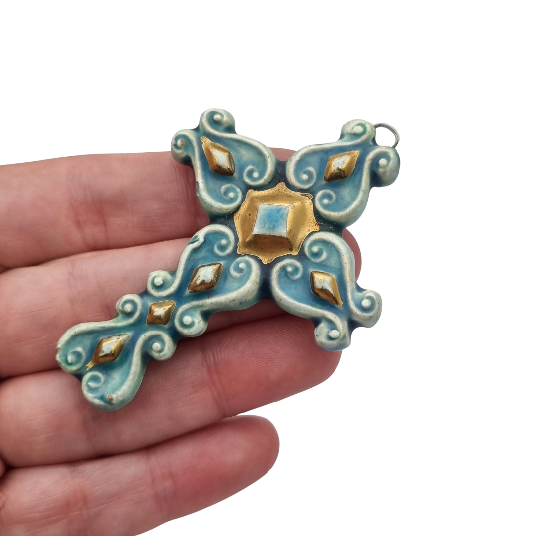 Colgante cruz esmaltada azul y dorado Francia años 60 cerámica vitrificada