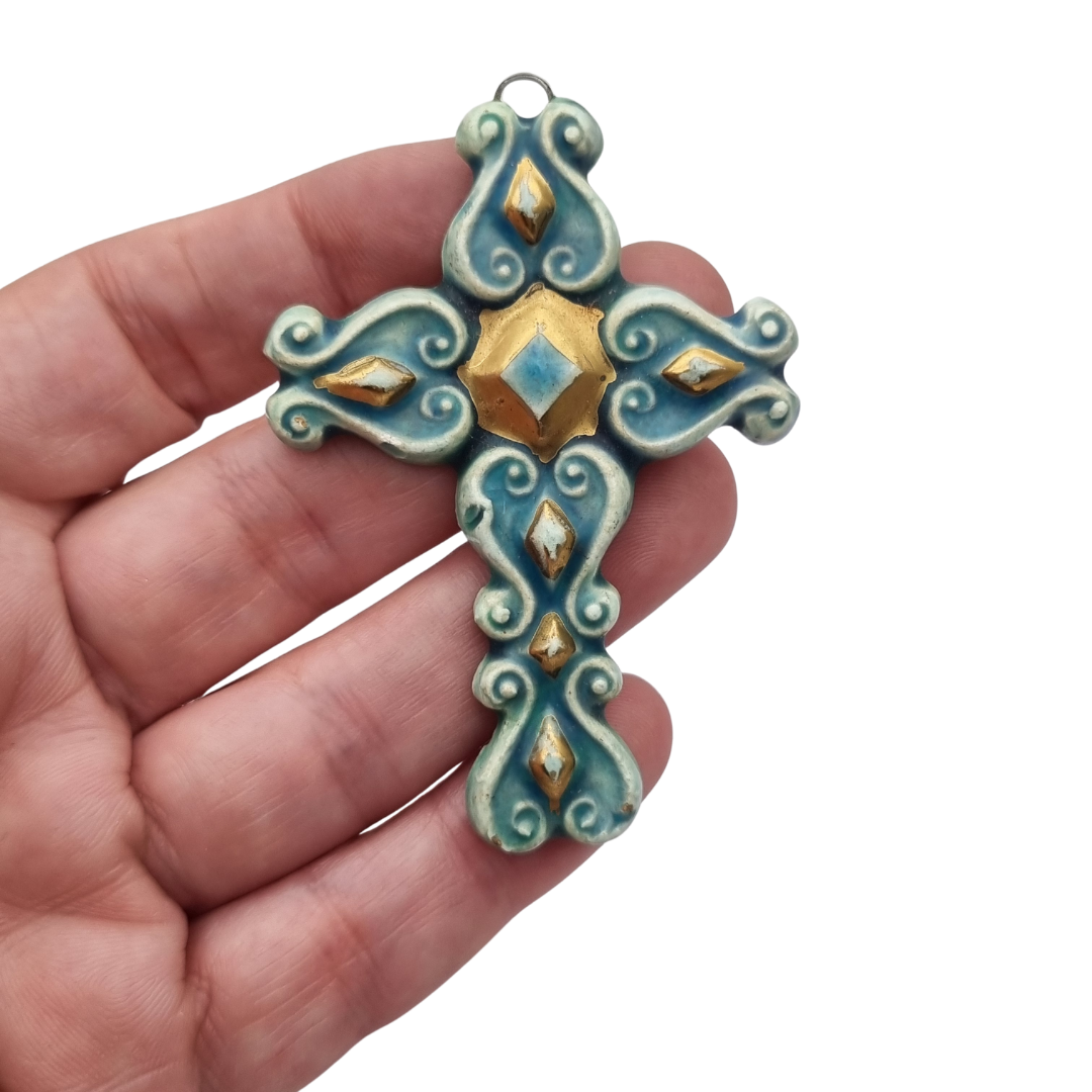 Colgante cruz esmaltada azul y dorado Francia años 60 cerámica vitrificada