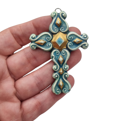 Colgante cruz esmaltada azul y dorado Francia años 60 cerámica vitrificada