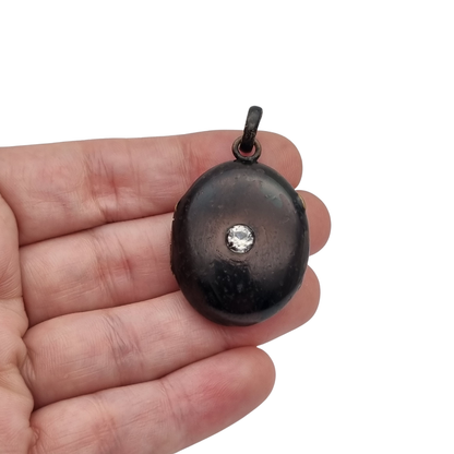 Guardapelo victoriano negro con piedra, joyería de luto, circa 1890-1900