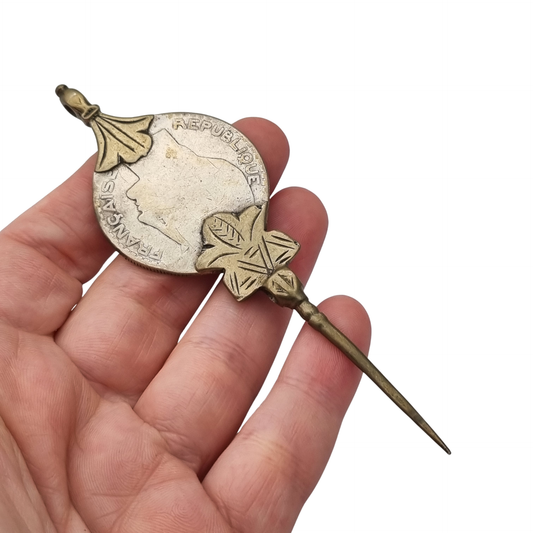 Fíbula bereber de plata étnica con moneda francesa, norte de África, 1930-1960