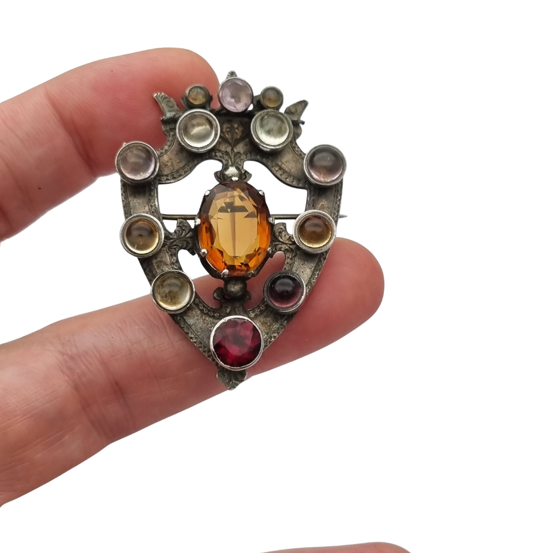 Broche escocés victoriano Luckenbooth de plata y cuarzos policromos y Cairngorm, diseño registrado 1866