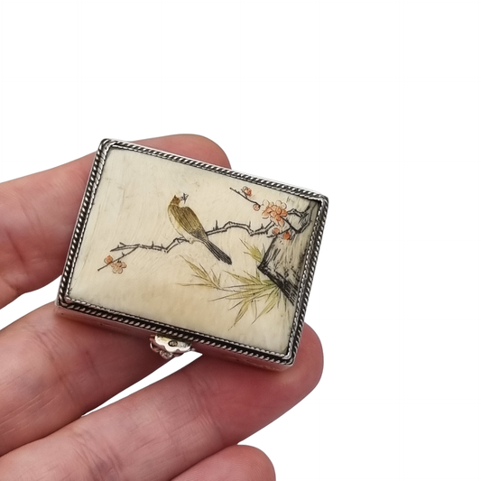 Caja orientalista antigua de plata con pájaro y flores pintados, decoración japonesa, ca. 1900–1930