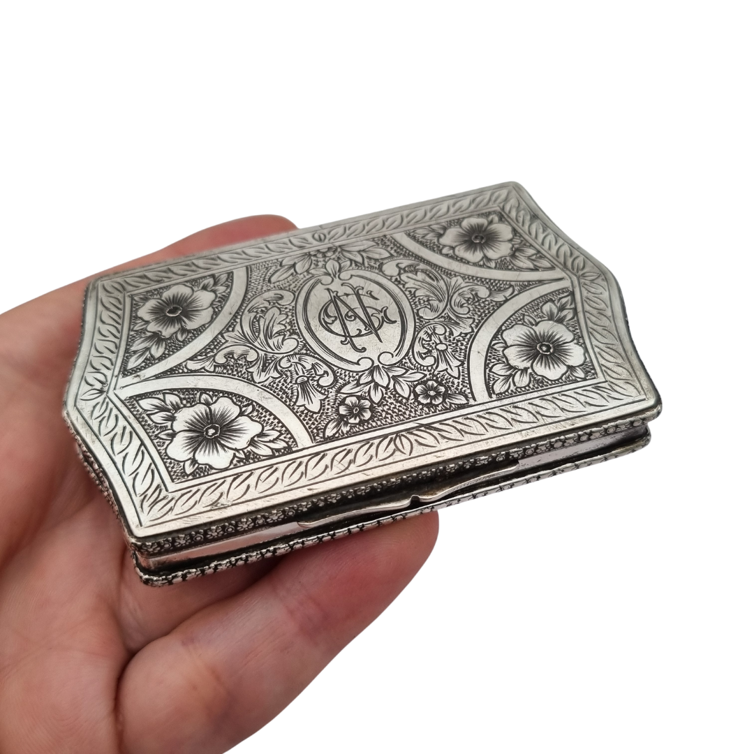 Art Nouveau rectangular box in 800 silver, Europe, circa 1910, engraved floral decoration and central monogram