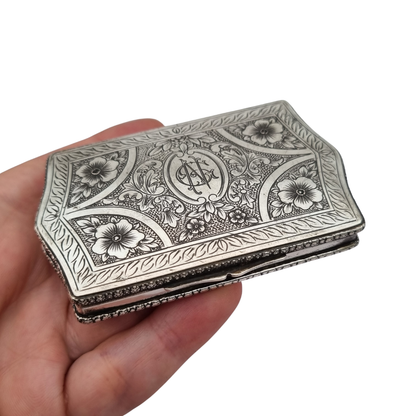 Art Nouveau rectangular box in 800 silver, Europe, circa 1910, engraved floral decoration and central monogram