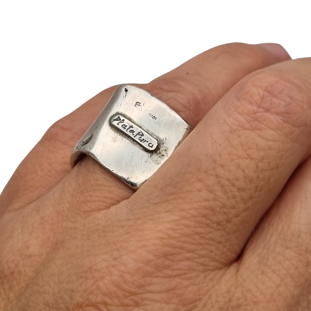 Anillo brutalista de plata Plata Purabanda ancha de diseño escultórico y orgánico, siglo XX