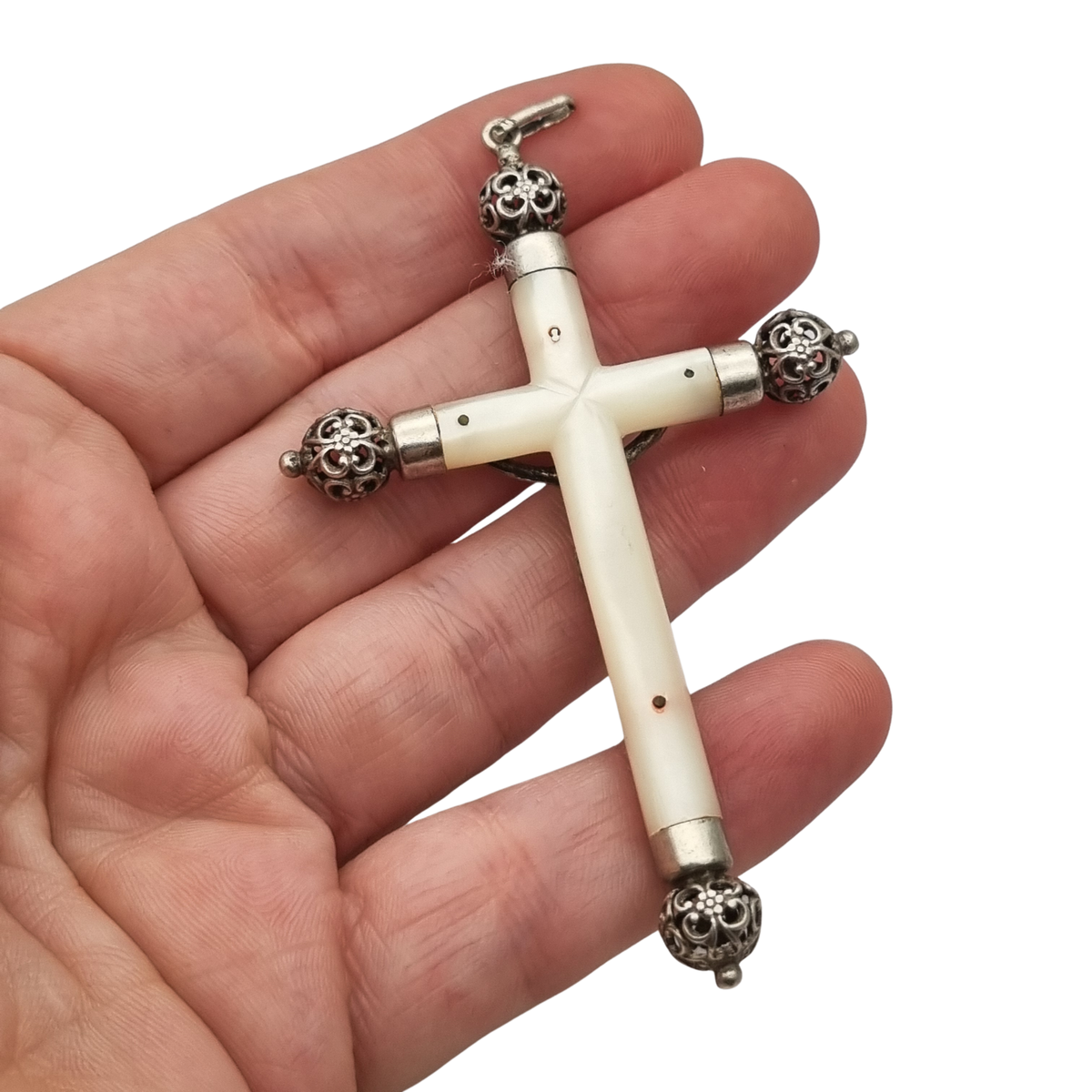 Crucifijo colgante antiguo de plata y nácar, remates calados de inspiración neogótica, Europa, ca. 1900–1930