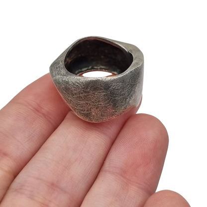 Anillo brutalista de plata maciza, acabado erosionado y satinado, circa 1980-1990