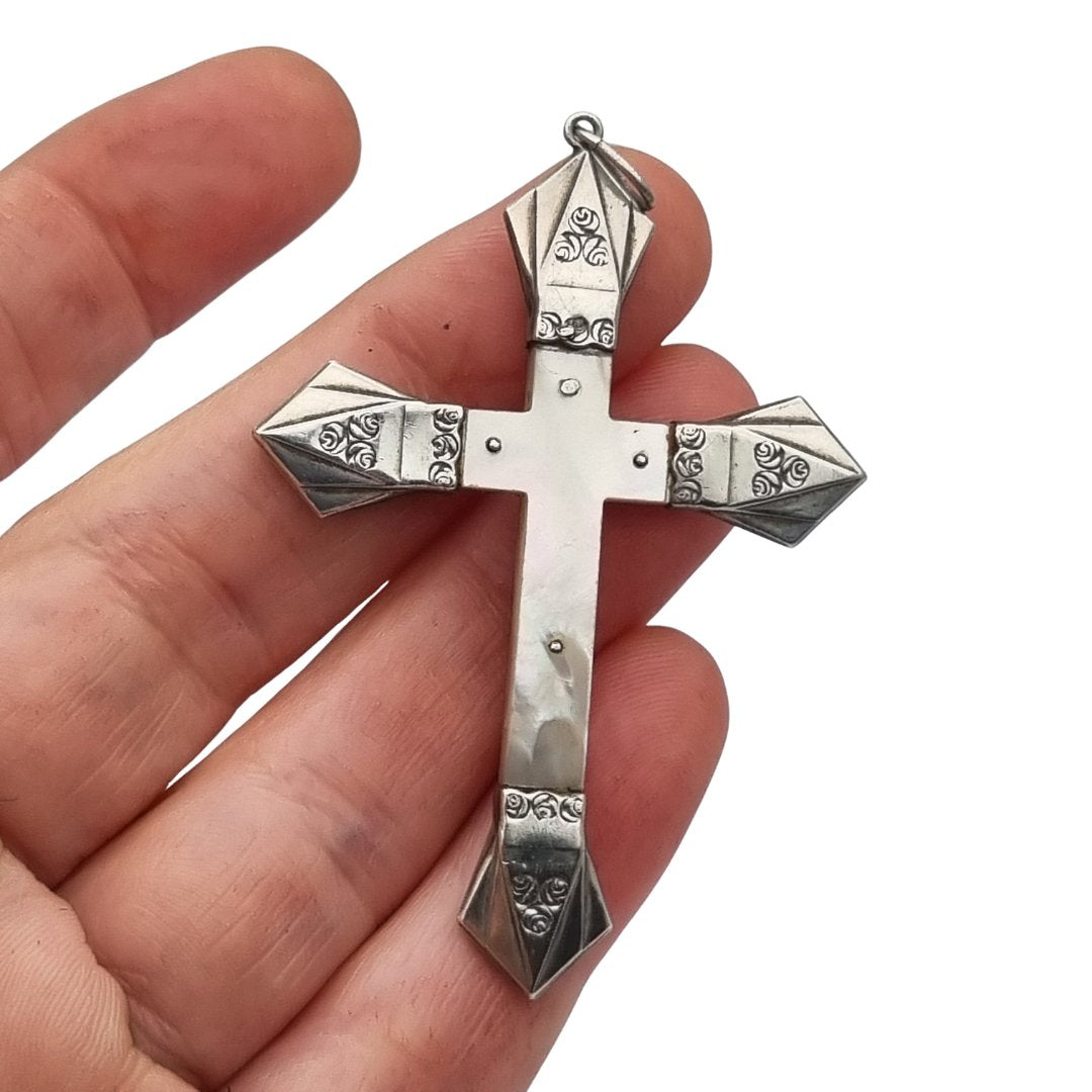 Cruz Art Decó francesa en nácar y plata grabada circa 1920