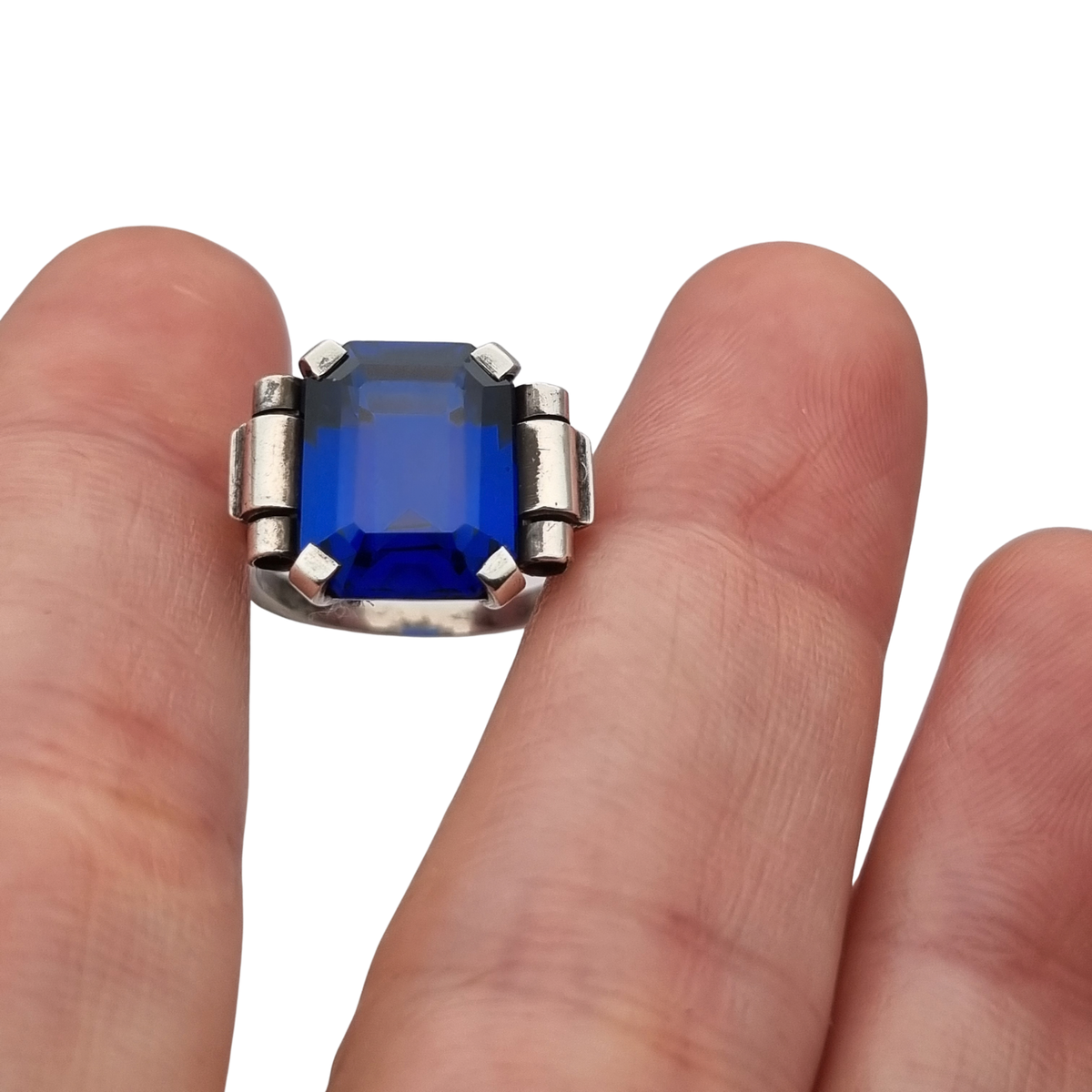 Anillo antiguo Art Déco en plata con cristal azul facetado, ca. 1930-1940