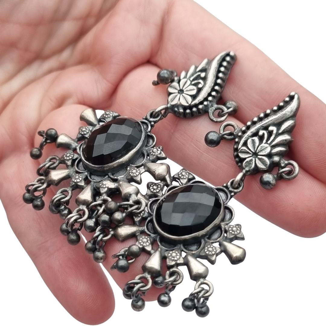 Pendientes chandelier étnicos en plata 925 con ónice, diseño boho paisley de India circa 1990