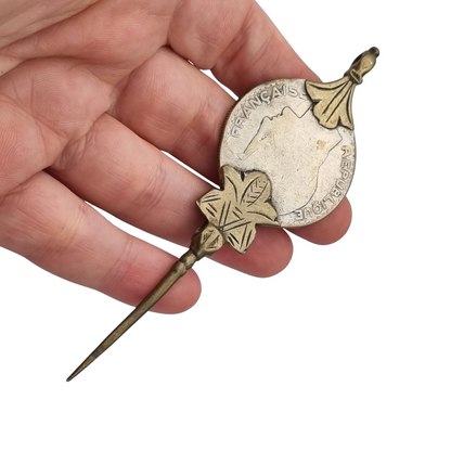 Fíbula bereber de plata étnica con moneda francesa, norte de África, 1930-1960