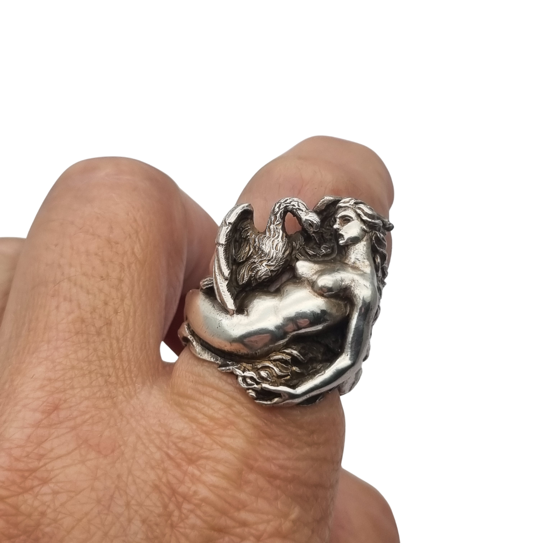 Anillo mitológico de Leda y el cisne en plata 800 italiana estilo modernista siglo XX escultórico