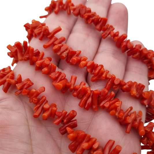 Collar Boho de coral rojo natural con ramas irregulares y cierre metálico, circa 1970-80