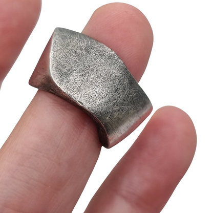 Anillo brutalista de plata maciza, acabado erosionado y satinado, circa 1980-1990