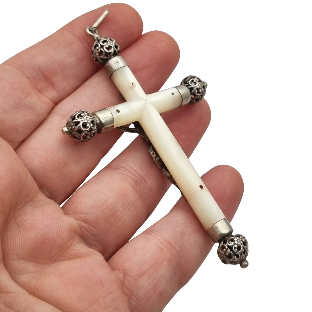 Crucifijo colgante antiguo de plata y nácar, remates calados de inspiración neogótica, Europa, ca. 1900–1930