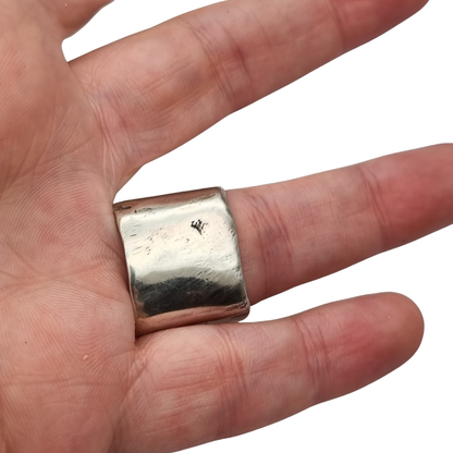 Anillo brutalista de plata Plata Purabanda ancha de diseño escultórico y orgánico, siglo XX