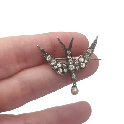 Broche Antiguo Sentimental Victoriano Golondrina de Plata con Pasta Vítrea y Perla, circa 1900