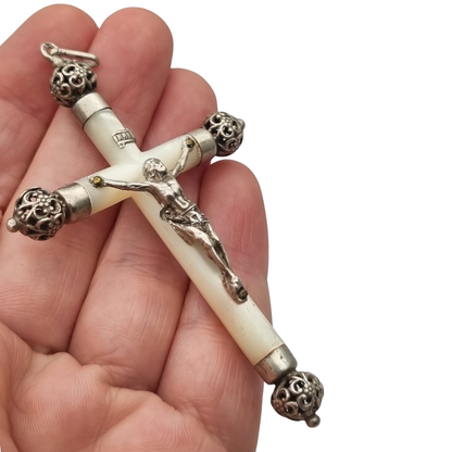 Crucifijo colgante antiguo de plata y nácar, remates calados de inspiración neogótica, Europa, ca. 1900–1930