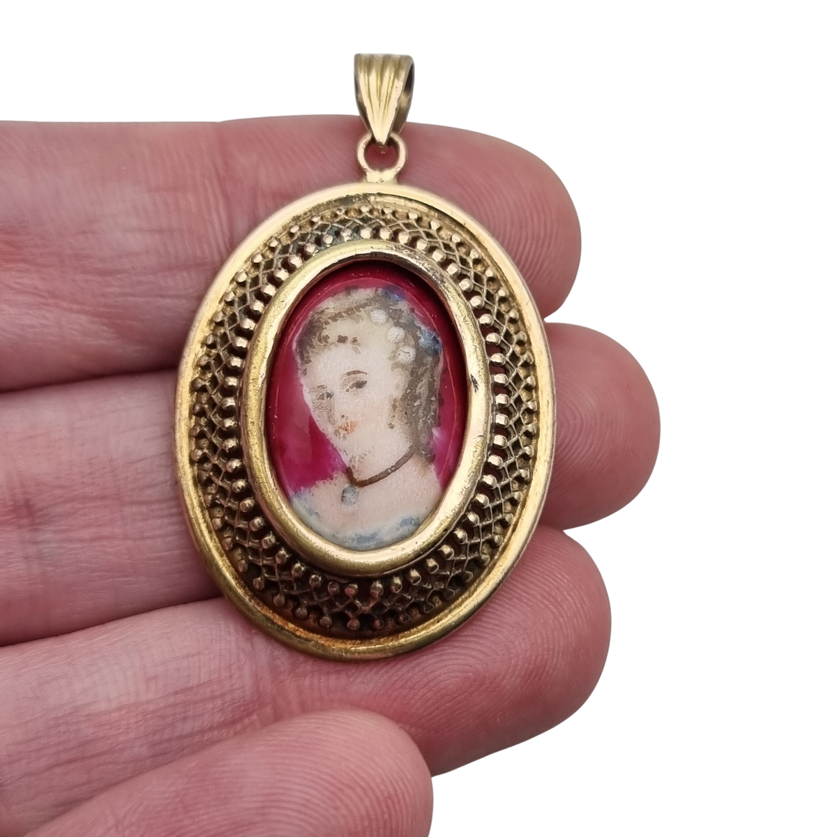Colgante calado dorado vintage  con porcelana Limoges con retrato femenino Francia, ca. 1950–1960