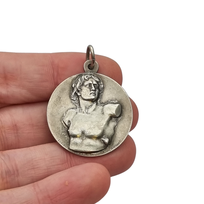 Medalla relicario vintage de san Sebastián de las catacumbas de Roma con símbolos paleocristianos, Italia, ca. 1950–1960