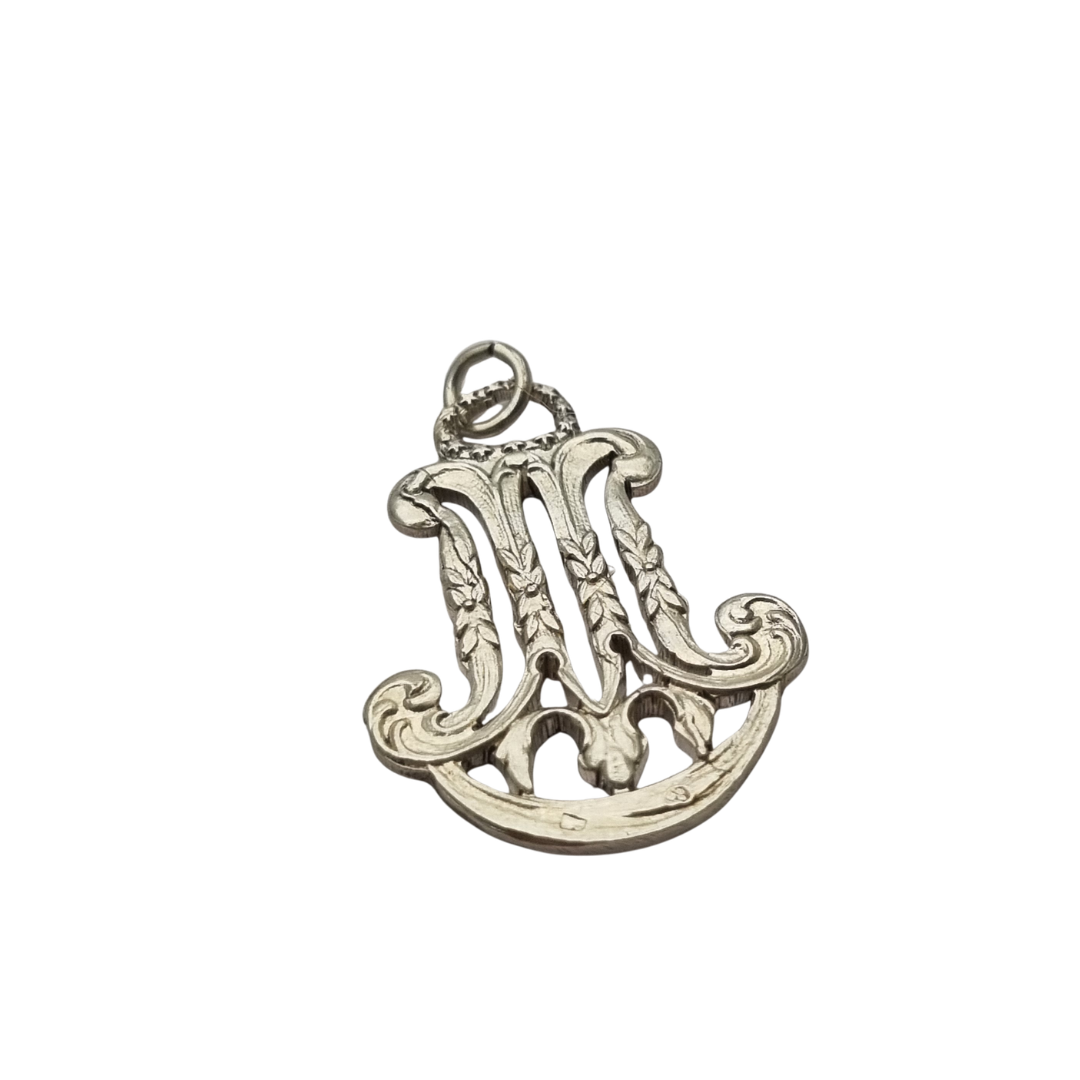 Colgante mariano monograma M en plata calada Art Nouveau, joya religiosa, circa 1900–1925