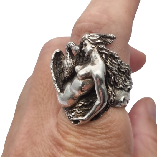 Anillo mitológico de Leda y el cisne en plata 800 italiana estilo modernista siglo XX escultórico